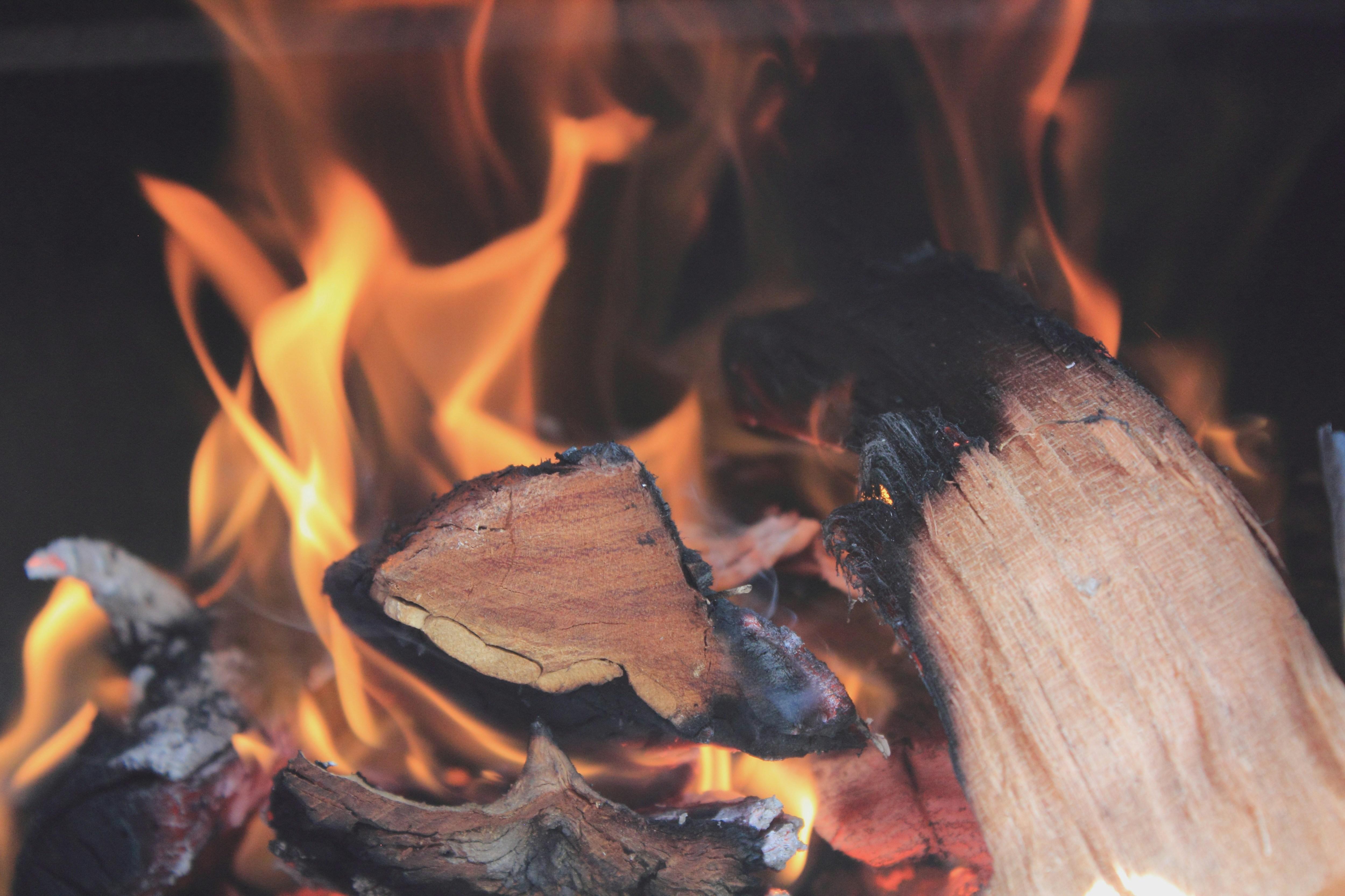 Comment allumer son feu de bois : La technique du Top-Down expliquée simplement